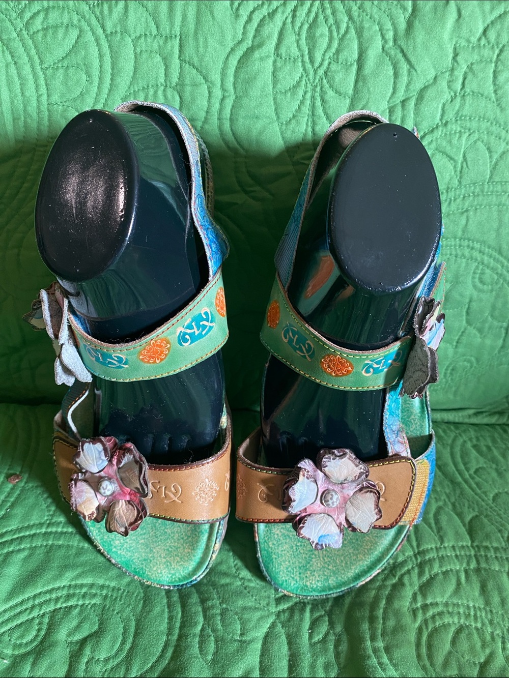 L'ARTISTE
Script Floral Embossed Leather Wedge Sandals